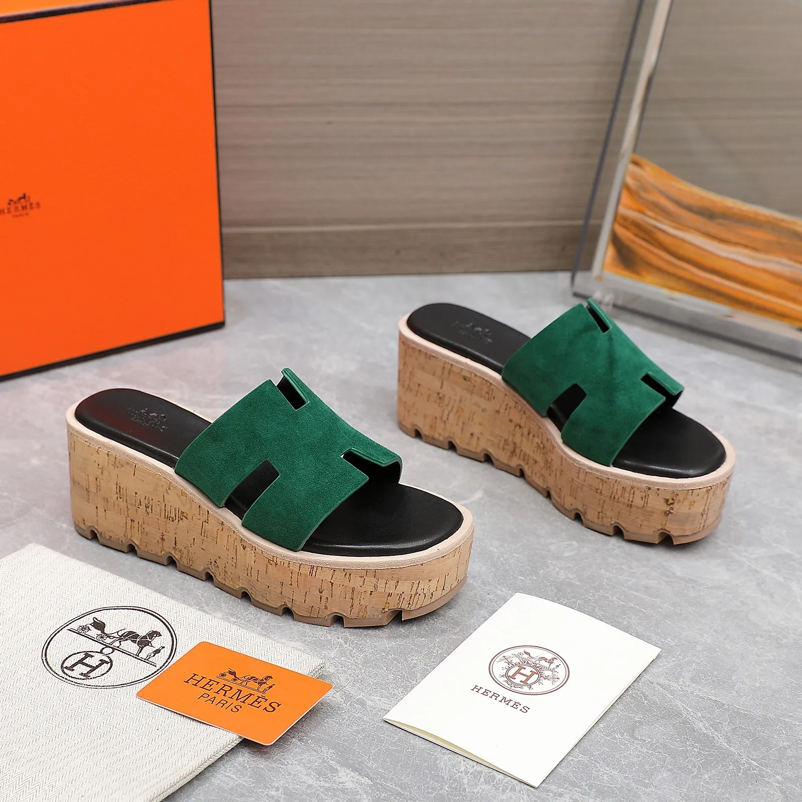 👟👟Ex-factory price 560👟👟 💥2024💥Hermès will continue the classic in 2022 Hermès Wood Grain Wedge H Slippers Hermès’ wedge sandals are the simplest, most durable and elegant I have ever seen! ! ! You can hold any style, the height of the 6cm wedge heel is easy to control, and the colors are all matching. The upper and the feet have her unique style, be sure to buy this one, it is truly classic, easy to wear and look good! Fabric: Imported cowhide, sheepskin lining, sheepskin feet, Italian original leather outsole welt, log water pine wrapped water table, rubber non-slip original outsole Color: 11 colors Code number: 35-40 Full set of original packaging